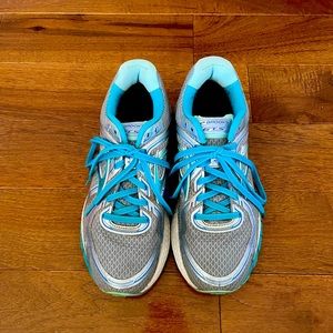 Womens BROOKS sneakers size 9 good condition running sneakers